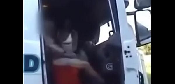  Un papi paie une pute pour la baiser dans sa camionette